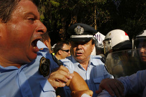 Grčki policajci tukli se među sobom