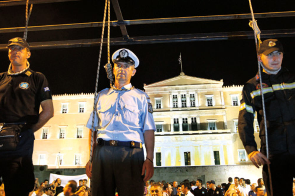 Grčki policajci iz protesta glumili samoubistvo