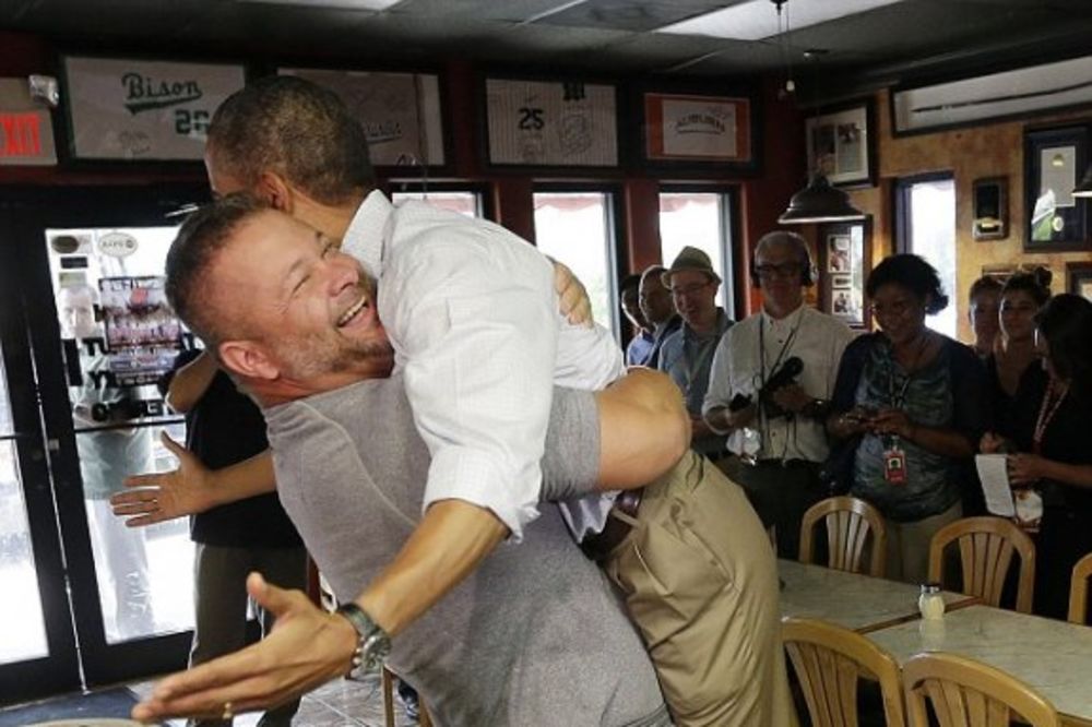Obamu zgrabio, zagrlio pa digao uvis!