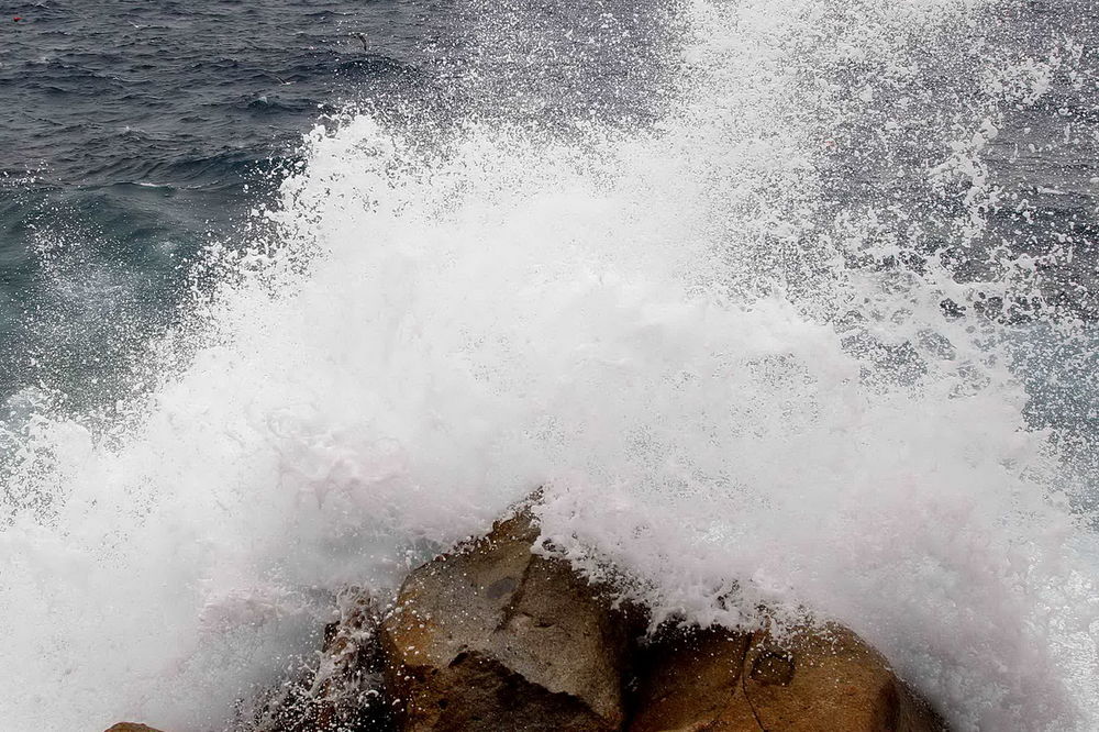 Dvojicu pecaroša s obale talas povukao u more, jedan poginuo