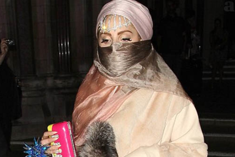 Gaga u burki i torbicom sa natpisom pi.ka!
