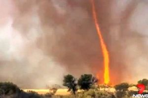 FENOMEN: Tornado vrteo vatru 40 minuta