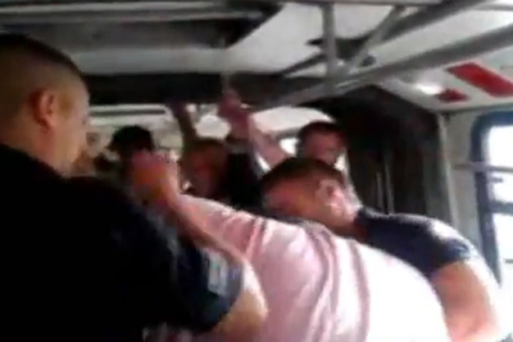 (VIDEO) SNIMCI KAO DOKAZ: Ovako kontrolori i komunalna policija tuku putnike!