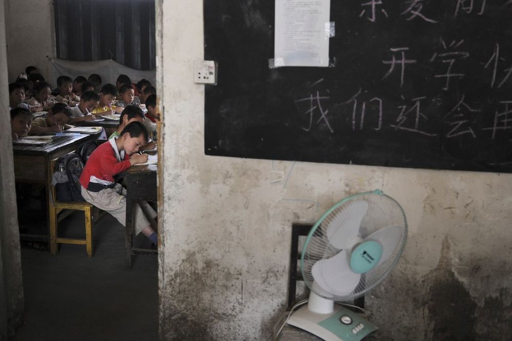 STRAVIČNO: Kinez sekirom ubio troje dece u školi