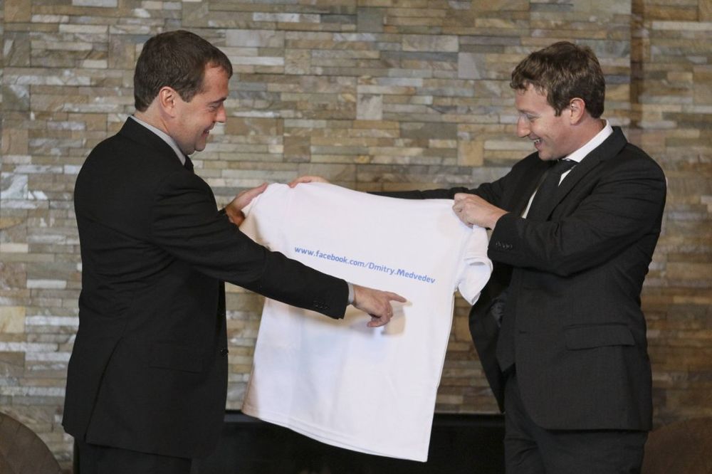 Medvedevu majica sa Fejsbuk adresom!