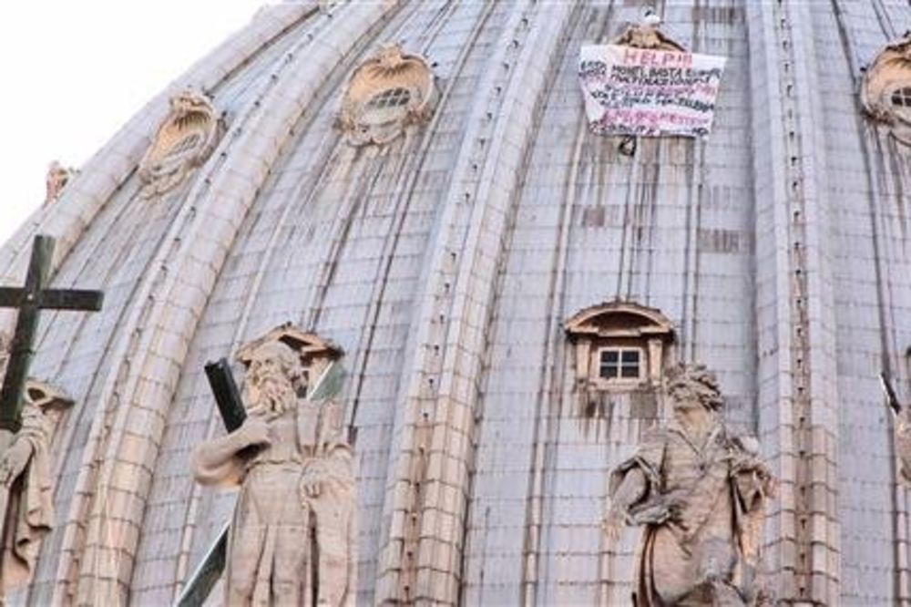 PROTEST: Okačio se o kupolu bazilike Svetog Petra
