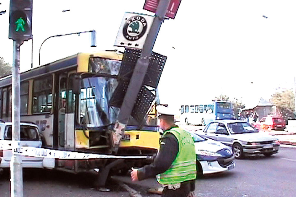 Karambol na Paliluli: Pomahnitali autobus udario dečaka