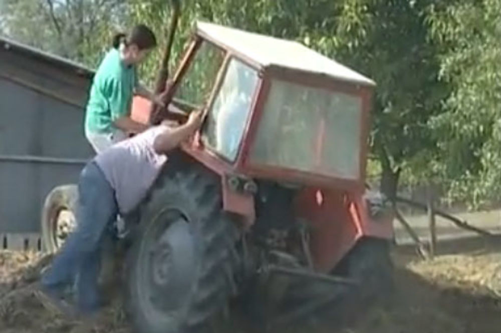 Maja Nikolić štiklama zaglavila traktor