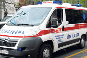 Beograd: Povređena devojka pronađena pored zapaljenog vozila