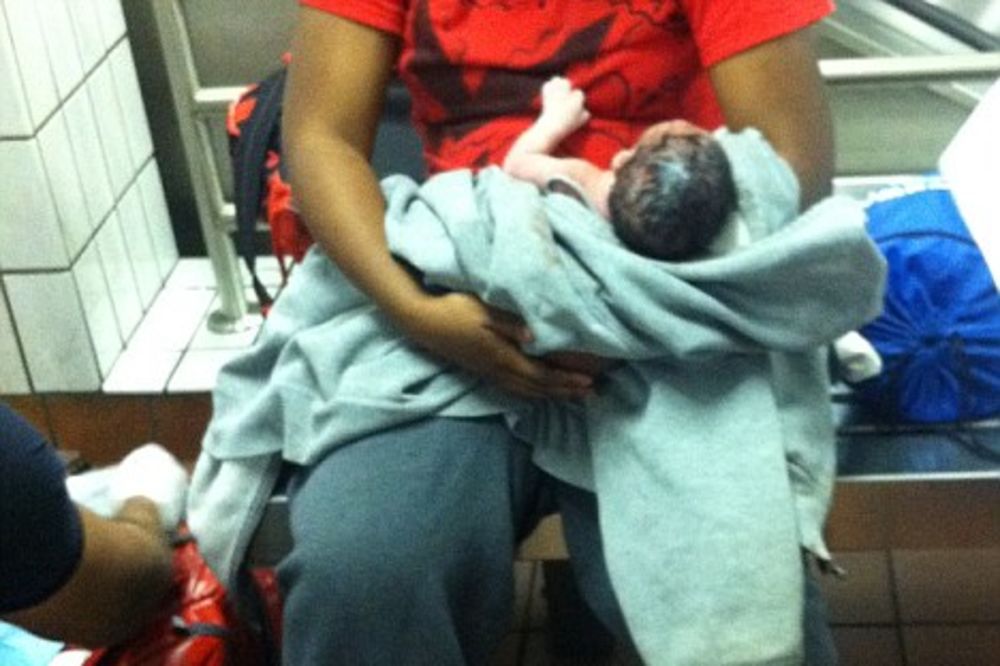 Porodila se u metrou