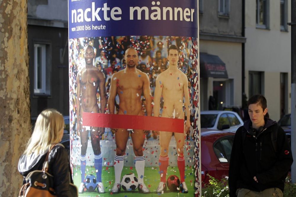 Muzej morao da obuče plakate za izložbu o golom muškom telu?!