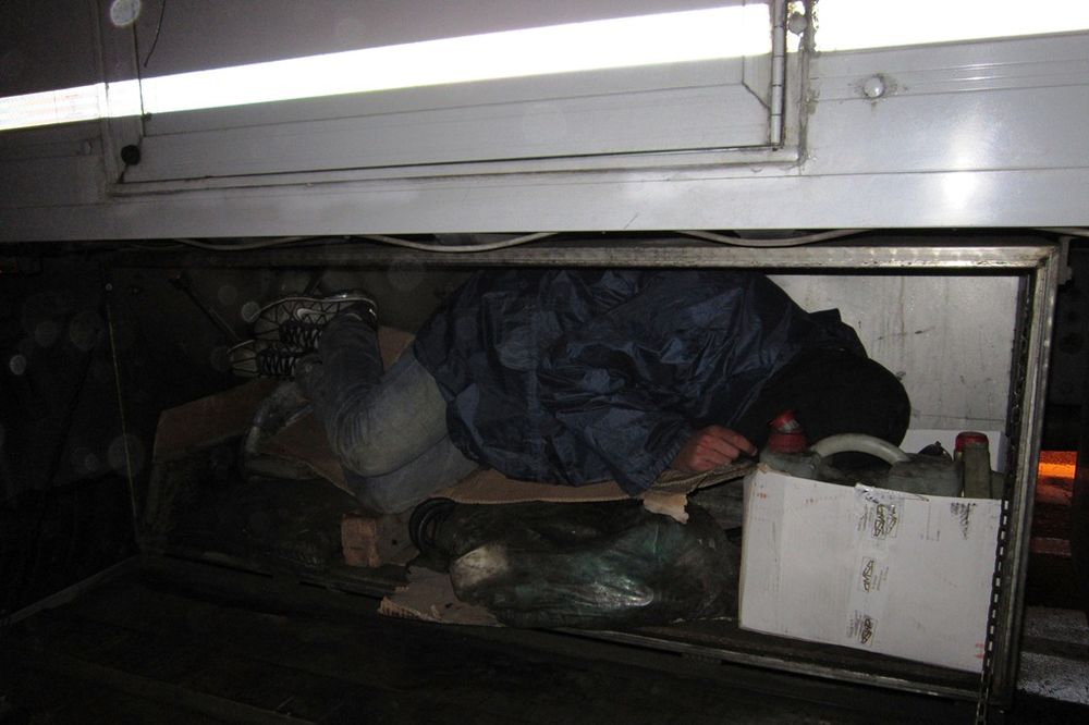 Sirijac skriven u sanduku za rezervni alat kamiona