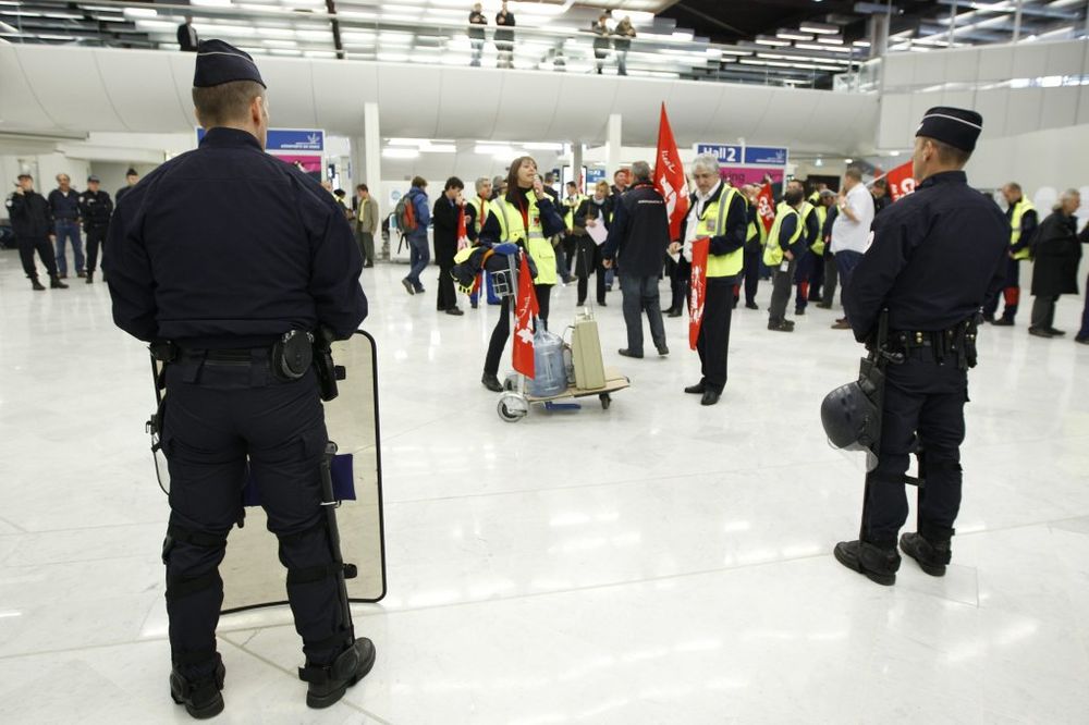Radnici Er Fransa tukli se s policijom pred putnicima