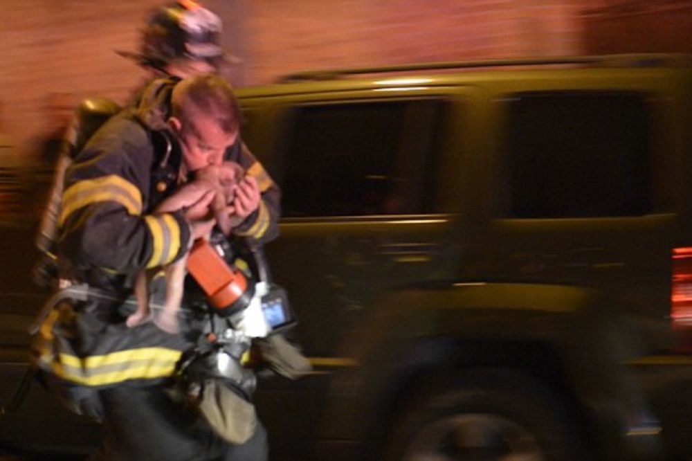 POTRESNO: Vatrogasac pokušava da oživi bebu