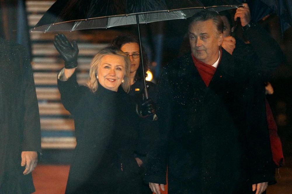 Kakav džentlmen: Hilari Lagumdžiji držala kišobran