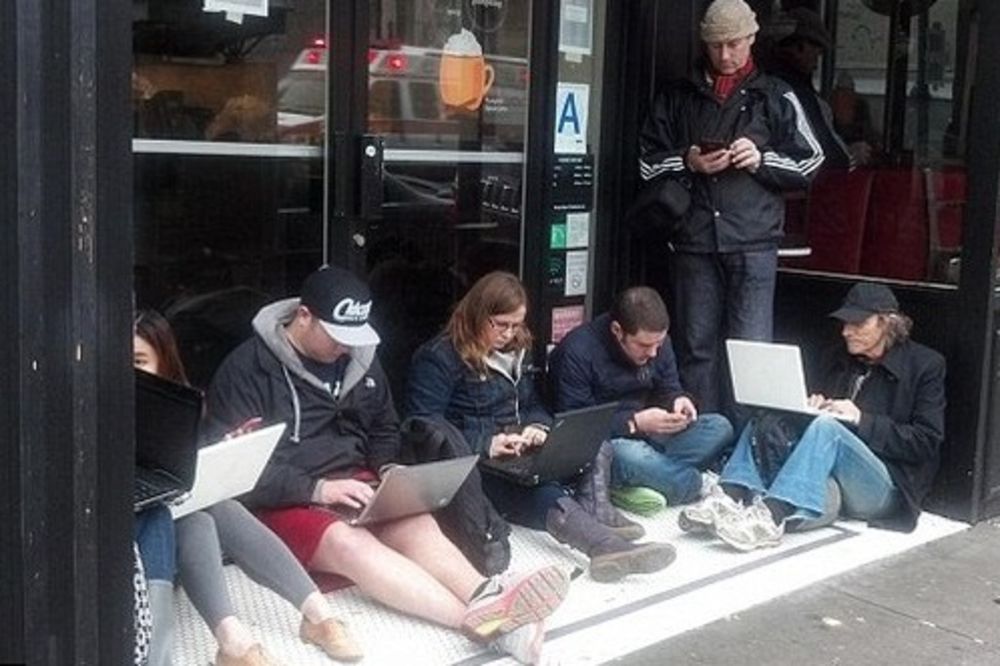 OČAJNI: Njujorčani tumaraju ulicama tražeći internet