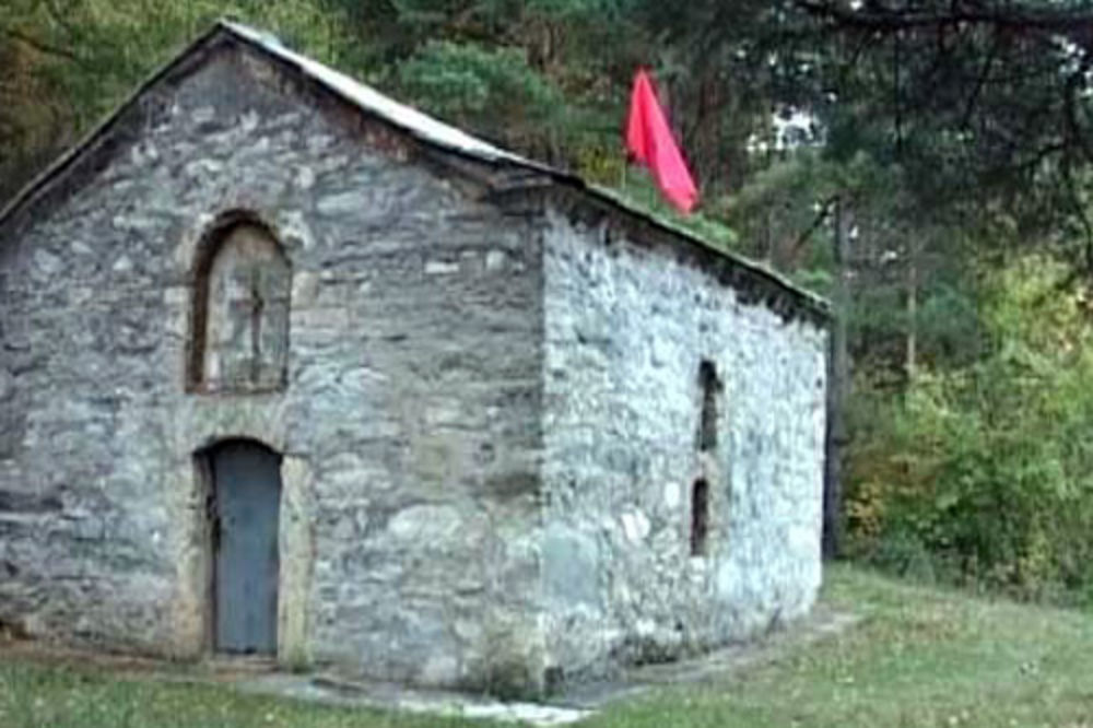 Štrpci: Albanska zastava na srpskoj crkvi