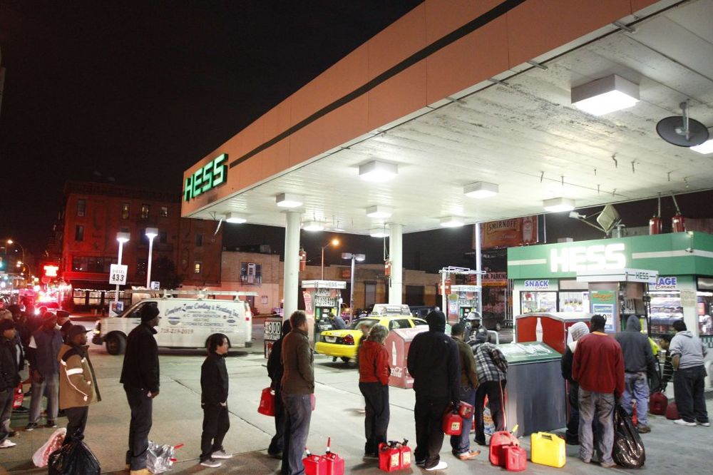 Nestašica: Amerikanci se tuku za benzin na pumpama
