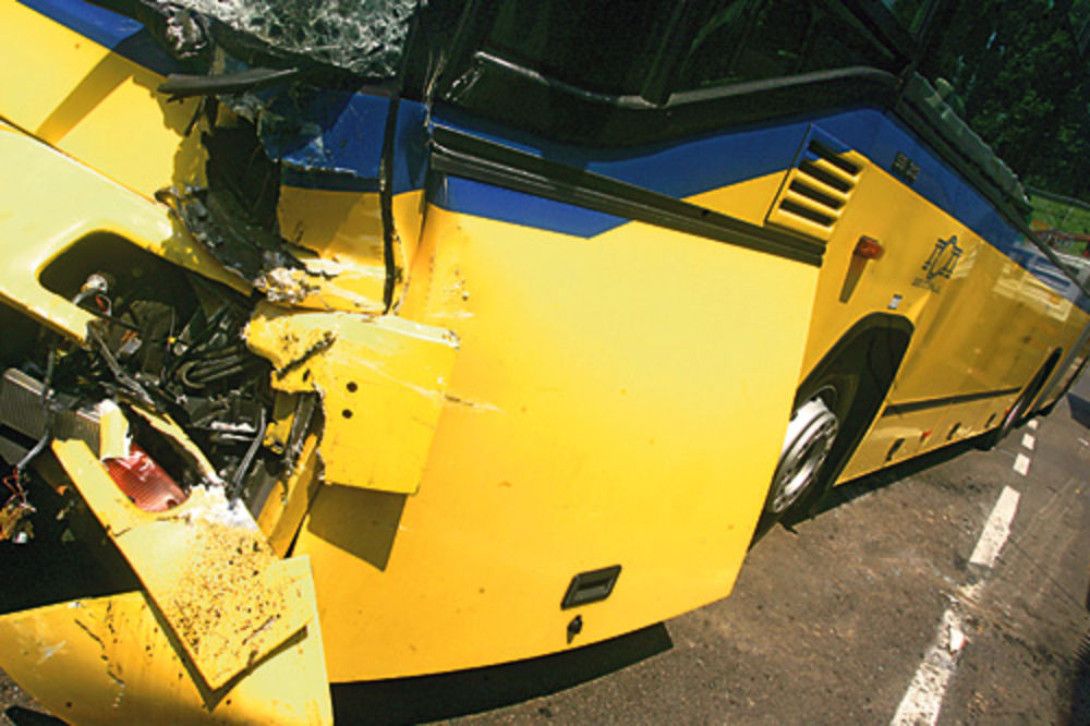 PRESEKAO PUT AUTOBUSU: Petoro putnika povređeno, potraga za vozačem koji je uzrokovao udes