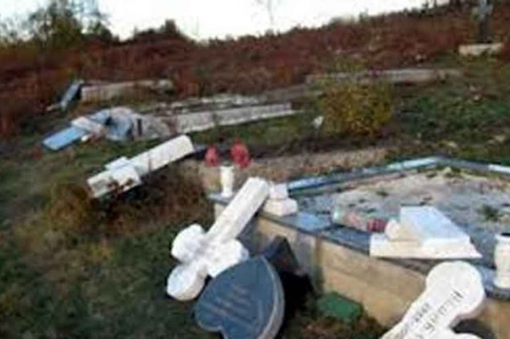 Porušili 21 spomenik na srpskom groblju u Srebrenici
