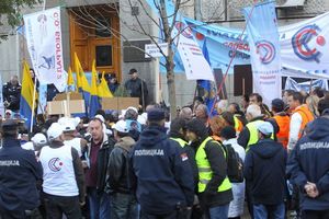 2.000 radnika ispred Vlade Srbije