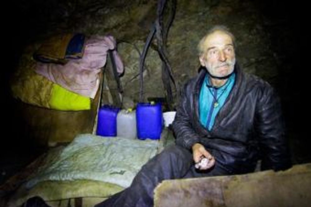 PEĆINSKI ČOVEK: Žarko živi u pećini, spava na minus 25