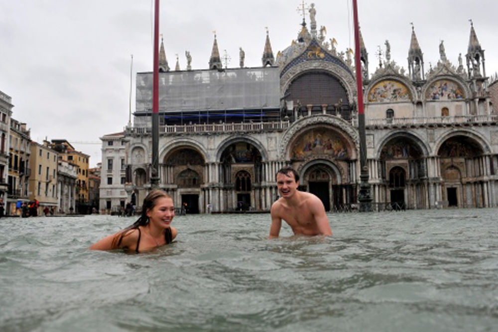 Poplavljena Venecija,  turisti plivaju gradom
