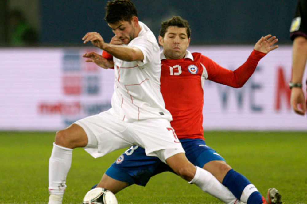 SLETELI: Fudbaleri Srbije stigli u Kardif