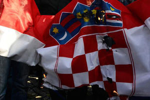 Radikali spalili hrvatsku zastavu