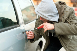 VREBAJU NA PARKINGU: Banda  lopova buši gume pa pokrade sve iz automobila!