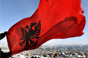 (FOTO) INCIDENT U ULCINJU: Albanska zastava ukradena sa prostorija Nacionalnog saveta Albanaca!