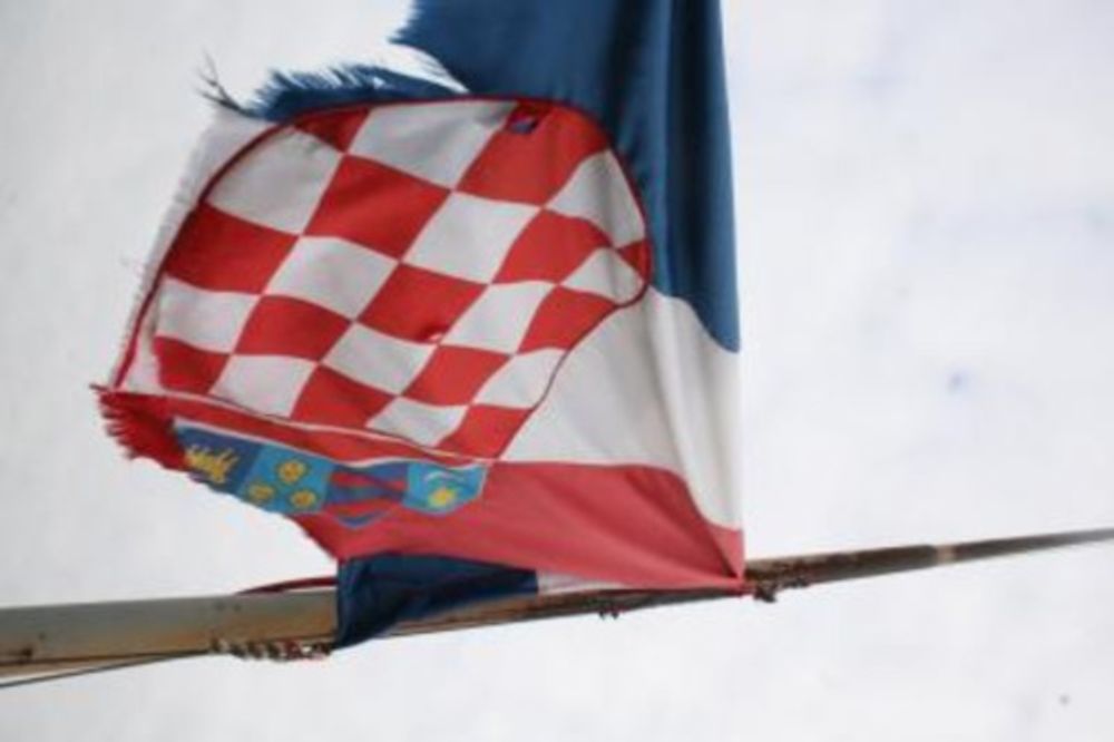 Pocepana hrvatska zastava u Kninu