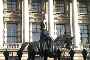 Goli muškarac okupirao spomenik u centru Londona