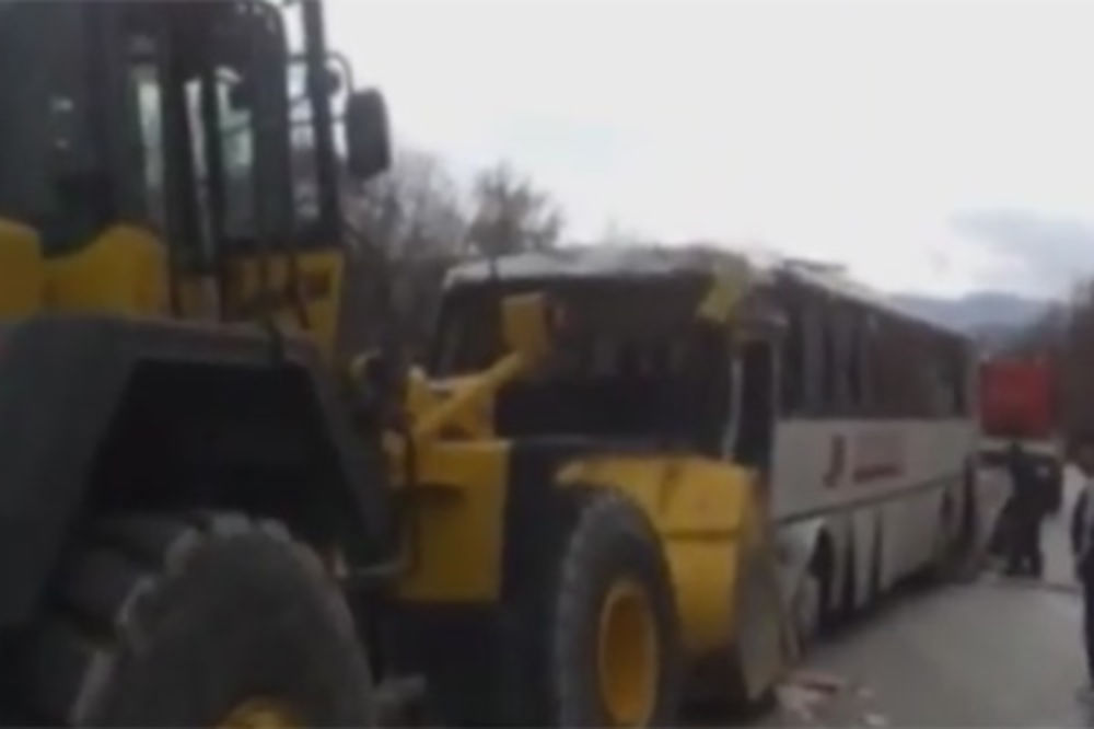 Vozač autobusa poginuo u sudaru s kamionom kod Užica