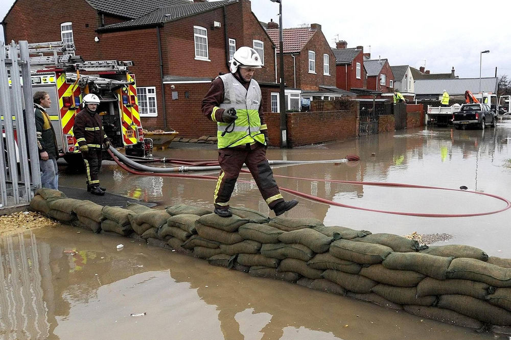 Dvoje mrtvih u poplavama u Britaniji