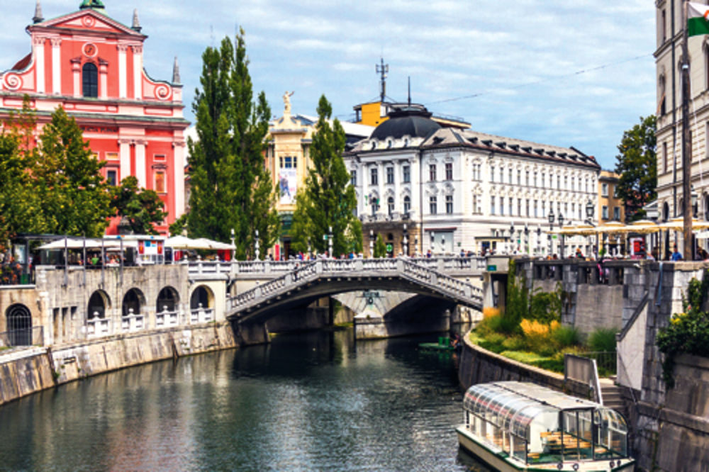 Kreditni rejting Slovenije snižen na status "smeća"