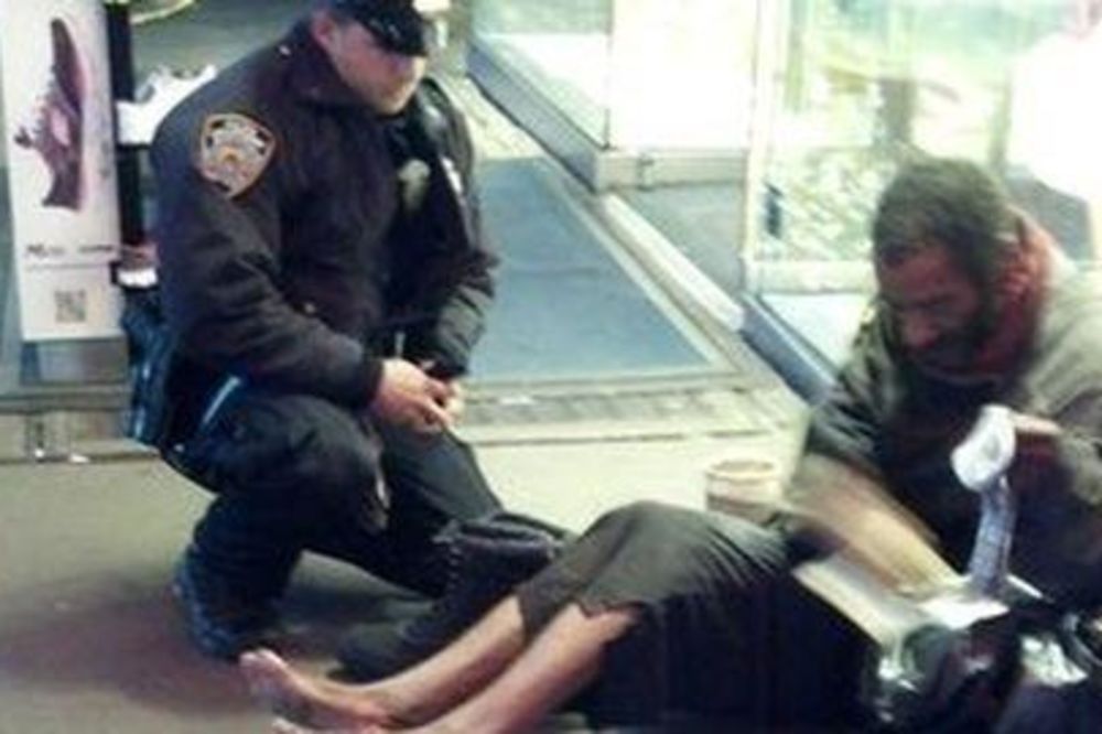 HIT NA FB: Policajac daje čizme bosom beskućniku