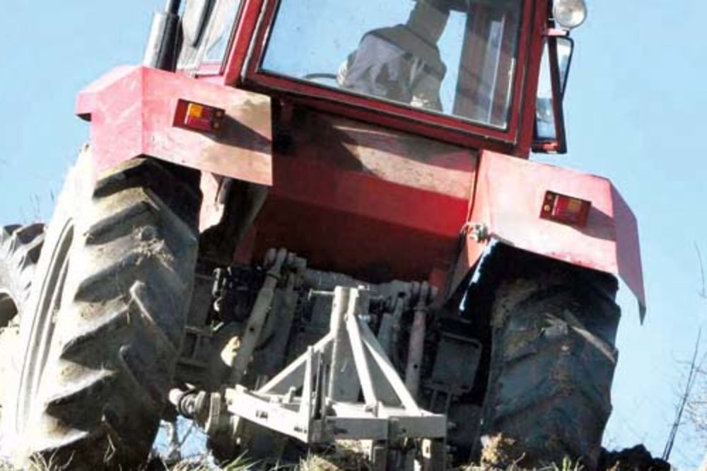 Niš: Poginuo traktorista