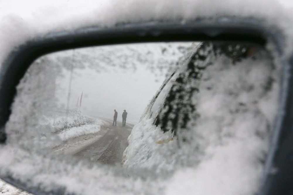 VOZAČI, OPREZ: Ledena kiša, sneg i minus otežavaju saobraćaj