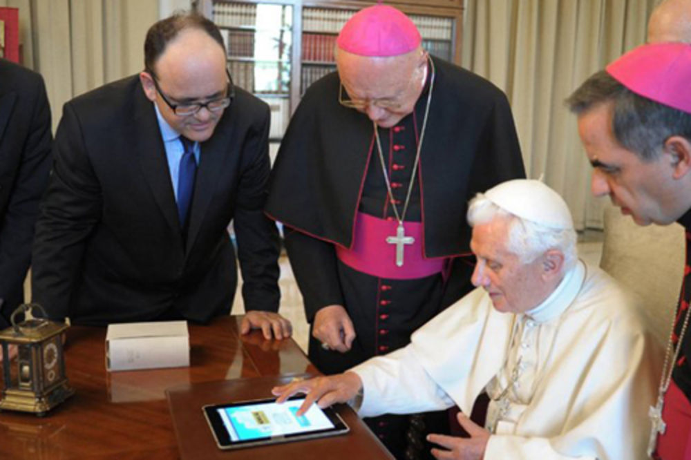 Papa tvituje od 12. decembra na šest jezika
