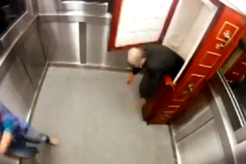 SABLASNO: Zombi napada ljude u liftu