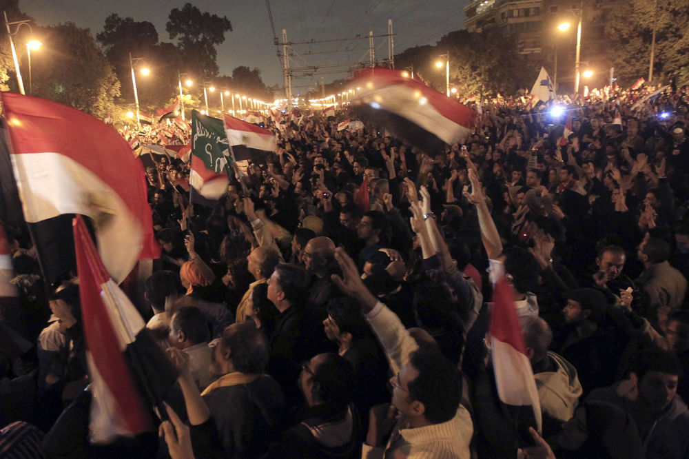 Predsednik Egipta pobegao iz palate, ljudi na trgu