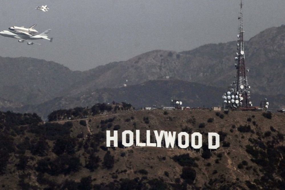 Prekrečen natpis Holivud iznad Los Anđelesa