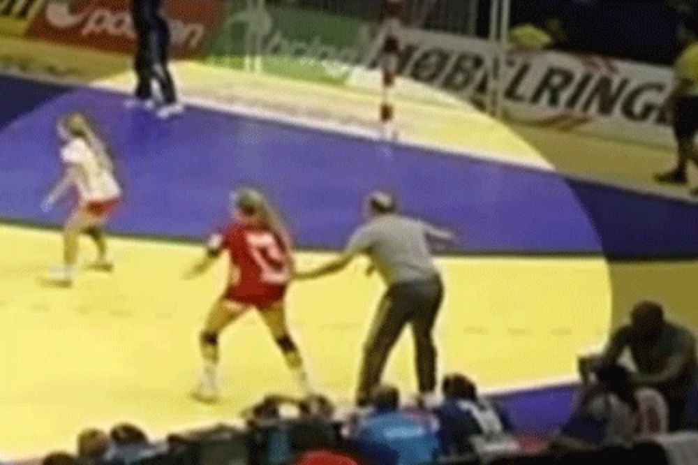SKANDAL: Srpski selektor vukao za dres Norvežanku tokom meča