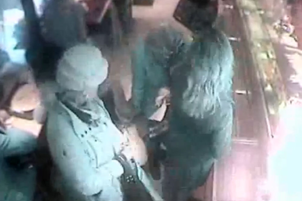 Pogledajte, ženska banda krade u kafićima