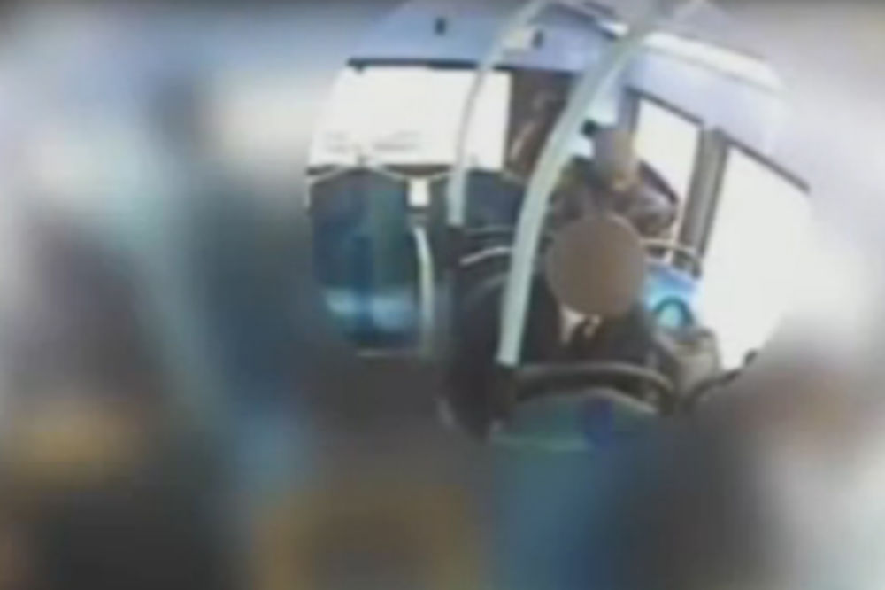 Pogledajte: Žrtvu u autobusu davio zimskim šalom