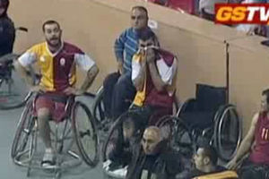 Turski navijači potukli se na utakmici košarkaša u kolicima