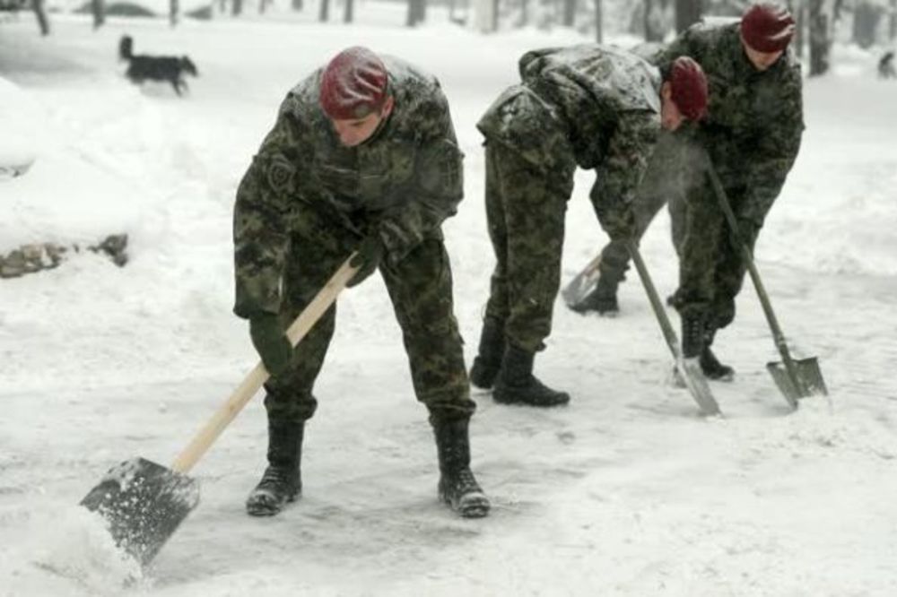 Vojska pomaže čišćenje snega u Smederevu