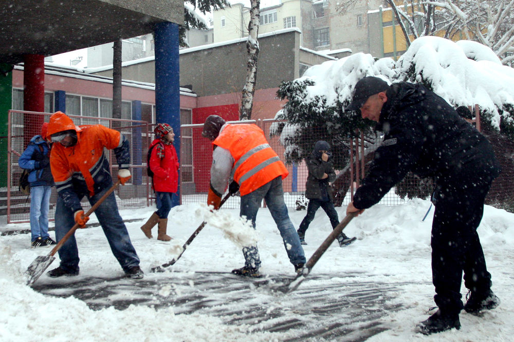 Komunalna policija pomaže građanima na snegu