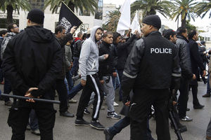NEREDI U TUNISU: Policija ispalila suzavac na deomnstrante!